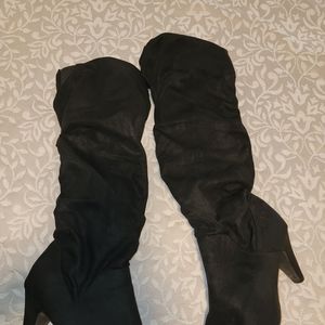 Super cute low heeled black boots 👢